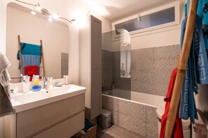 Shower, towels