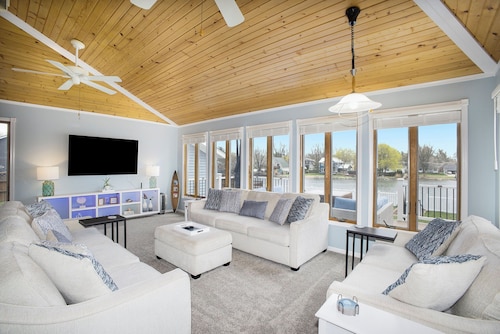 Luxury 3 bedroom waterfront home with indoor hot tub, sauna, paddle boat & kayak