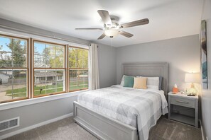 3 bedrooms, in-room safe, iron/ironing board, travel cot