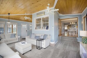 TV connectée, jeux vidéo, lecteur de DVD, livres