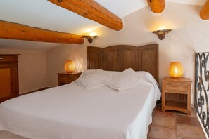 1 slaapkamer, een strijkplank/strijkijzer, gratis wifi, beddengoed