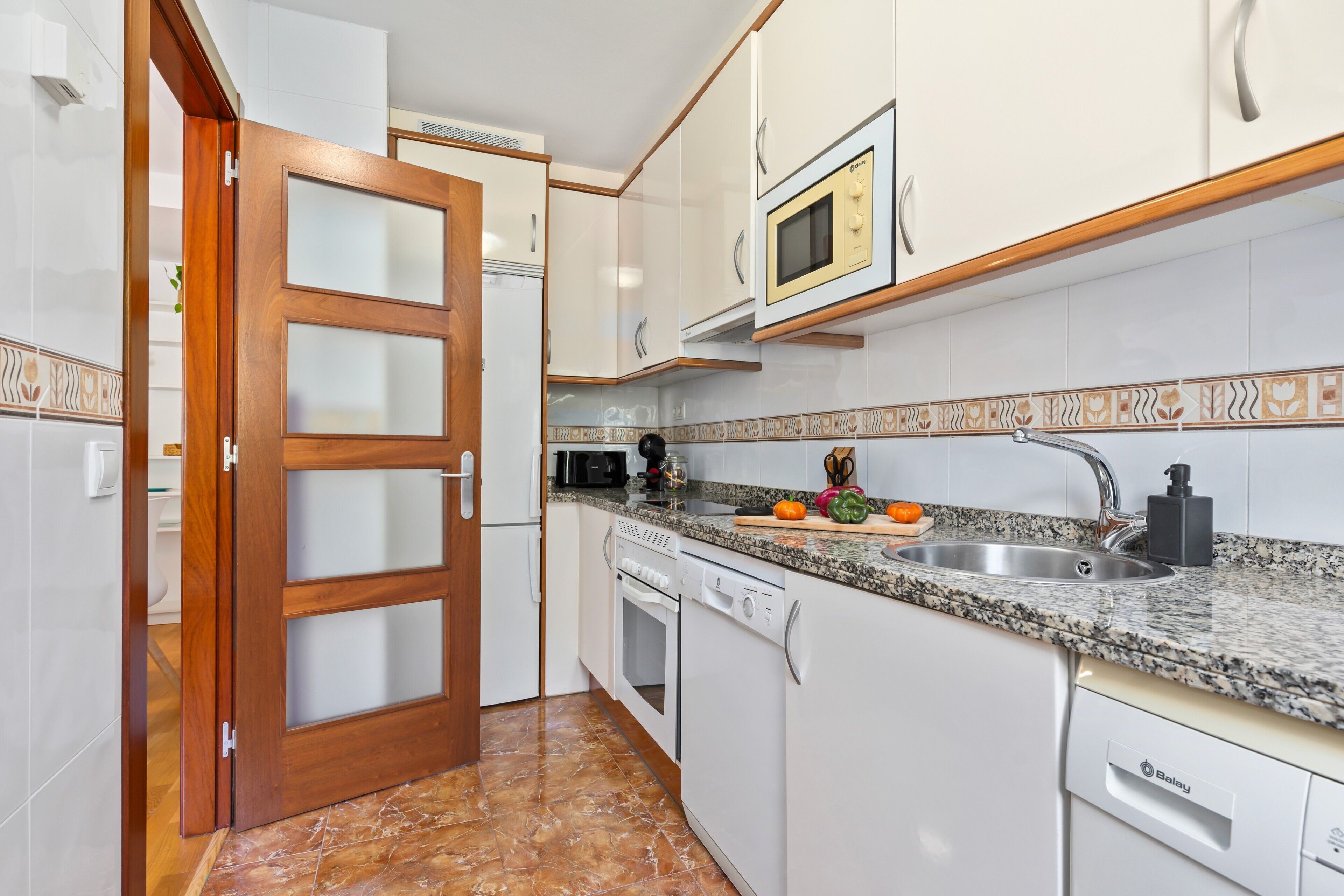 Frigorífico, microondas, horno y lavavajillas