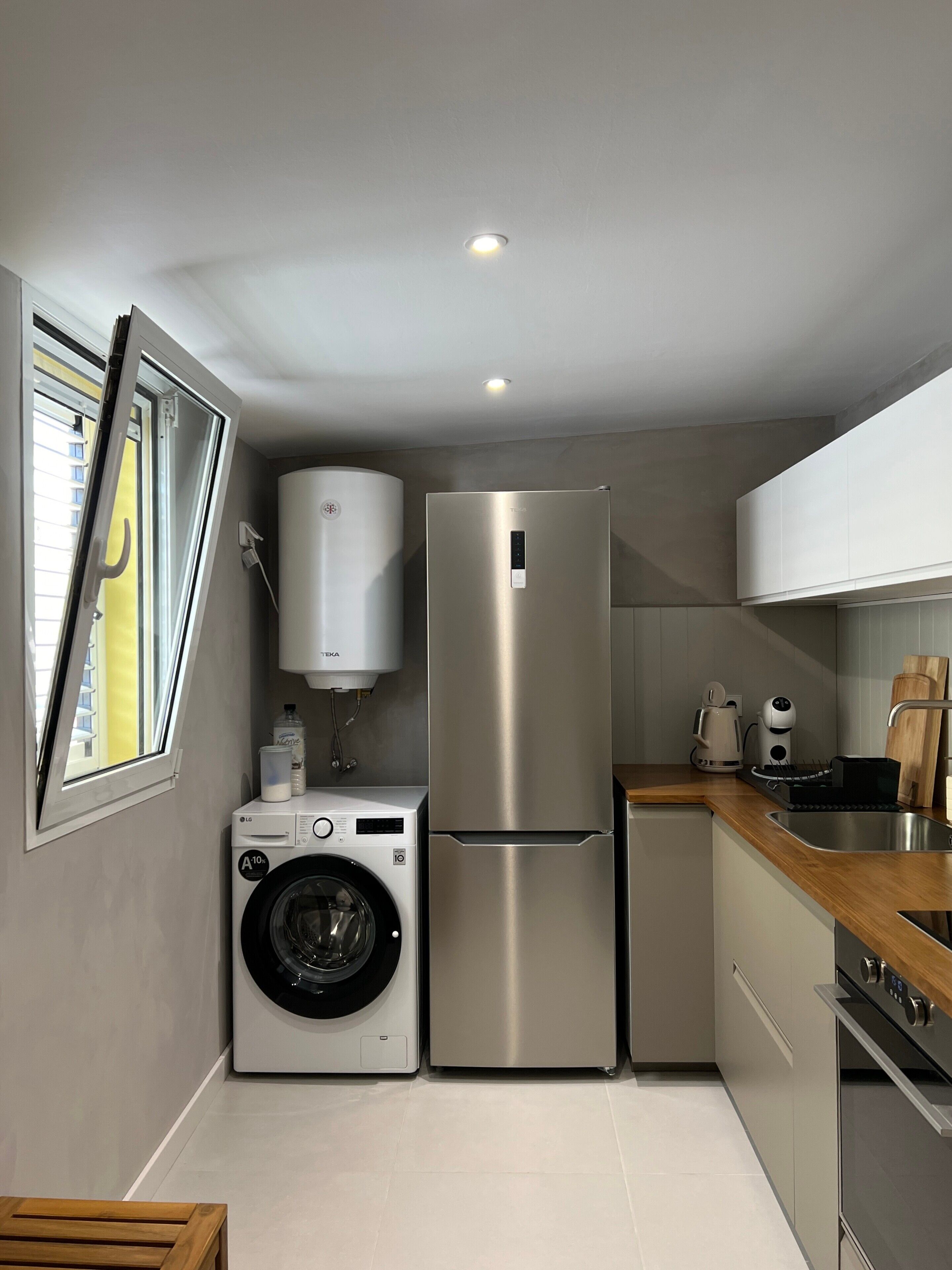 Frigorífic, forn, cafetera i tetera i bullidora elèctrica 