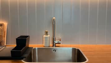 Frigorífico, horno, cafetera o tetera y hervidor eléctrico