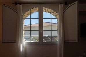 Interior - Bed and Breakfast 'Regina' with Shared Pool, Wi-Fi and Air Conditioning (Murato)