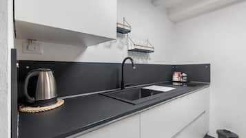 Kjøleskap, ovn, kokeplater og kaffetrakter/tekoker