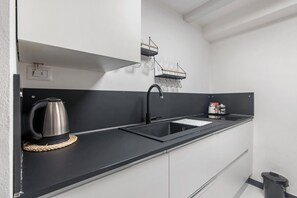 Réfrigérateur, four, plaque de cuisson, cafetière/bouilloire