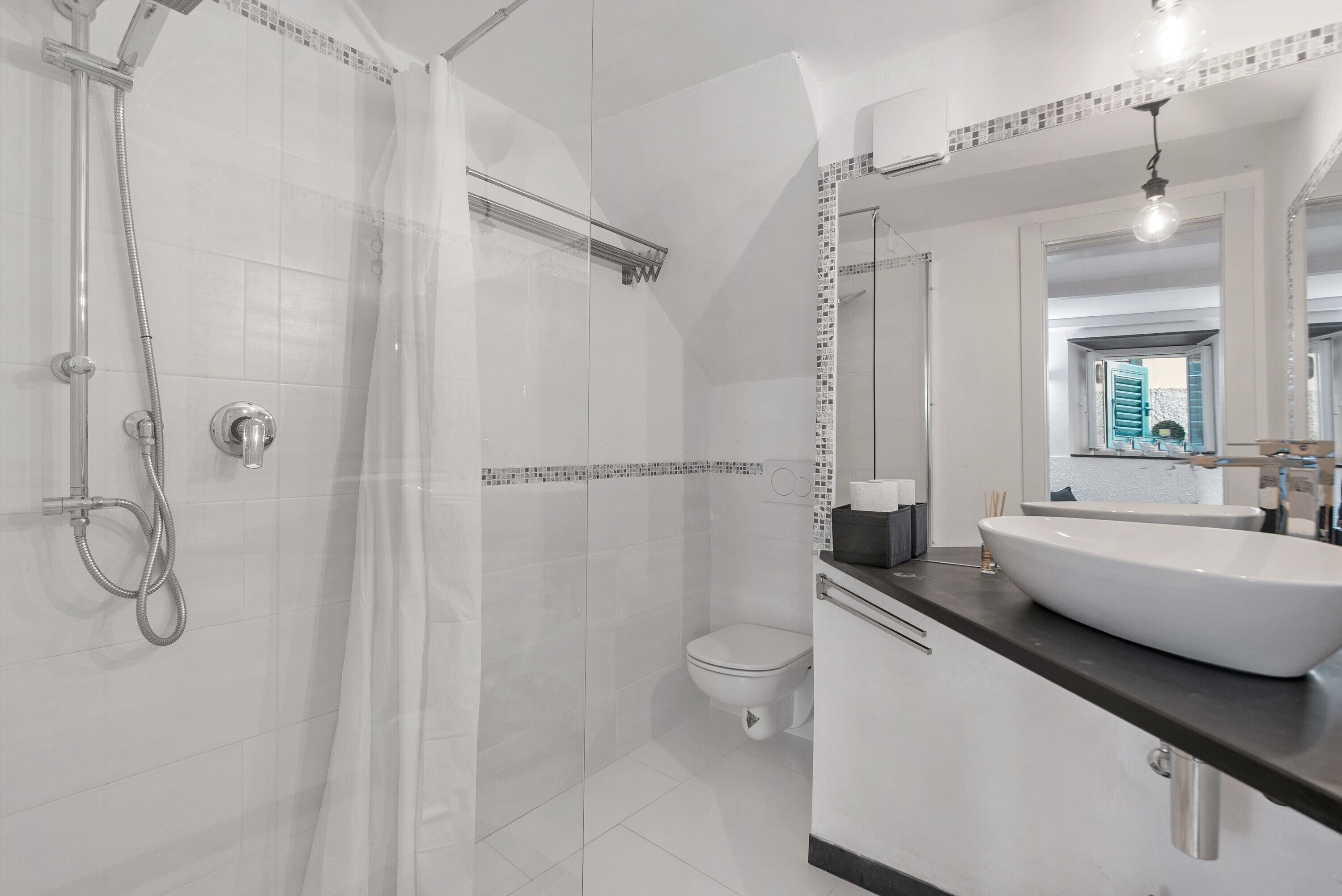 Regadera, secadora de cabello, toallas 