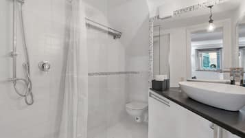 Regadera, secadora de cabello, toallas