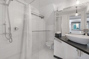 Douche, sèche-cheveux, serviettes fournies