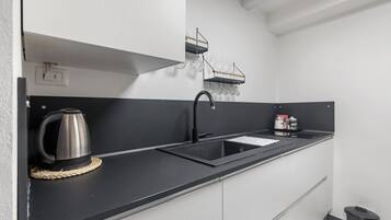 Kühlschrank, Ofen, Herdplatte, Wasserkocher mit Kaffee-/Teezubehör