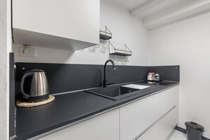 Kühlschrank, Ofen, Herdplatte, Wasserkocher mit Kaffee-/Teezubehör