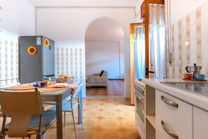 Frigorifero, forno, piano cottura, macchina per tè/caffè