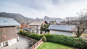 Un barrio residencial con casas, un camino de entrada pavimentado y un césped bien cuidado.