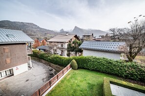 Un barrio residencial con casas, un camino de entrada pavimentado y un césped bien cuidado.