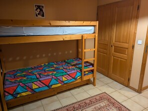 2 Schlafzimmer, Bügeleisen/Bügelbrett