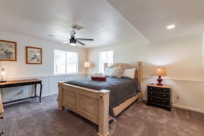 4 bedrooms, iron/ironing board, WiFi, bed sheets - Modern Rustic Central Tucson Home (Tucson)