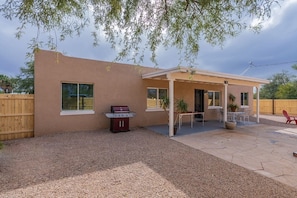Outdoor dining - Modern Rustic Central Tucson Home (Tucson)