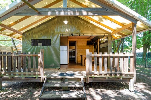 'Lodge 2' mit Gemeinschaftspool, privater Terrasse und Gemeinschaftsgarten