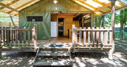 'Lodge 2' mit Gemeinschaftspool, privater Terrasse und Gemeinschaftsgarten