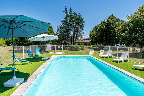 'Lodge 2' avec piscine partagée, terrasse privée et jardin commun