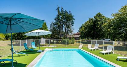 'Lodge 2' avec piscine partagée, terrasse privée et jardin commun