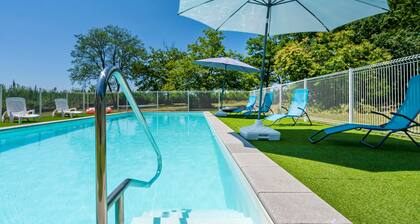 'Les Pins - Domaine Des Landes' avec piscine partagée, terrasse privée couvertes et jardin partagé
