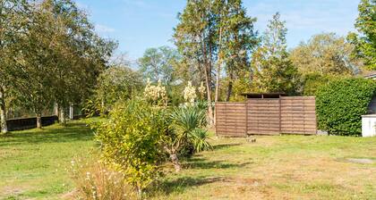 'Les Pins - Domaine Des Landes' con piscina compartida, terraza privada cubierta y jardín compartido
