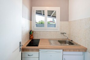 Kühlschrank, Mikrowelle, Herdplatte, Wasserkocher mit Kaffee-/Teezubehör