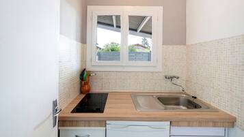 Refrigerador, microondas, placa de cocina, cafetera/tetera