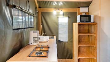 Réfrigérateur, micro-ondes, plaque de cuisson, cafetiÚre/bouilloire