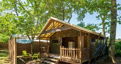 "Lodge 4" mit Gemeinschaftspool, privater Terrasse und gemeinsamem Garten