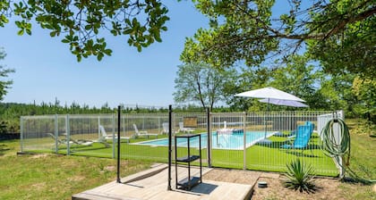 "Lodge 4" mit Gemeinschaftspool, privater Terrasse und gemeinsamem Garten