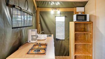 Kühlschrank, Mikrowelle, Herdplatte, Wasserkocher mit Kaffee-/Teezubehör