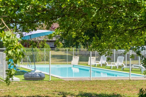 « Lodge 3 » avec piscine partagée, terrasse privée et jardin commun