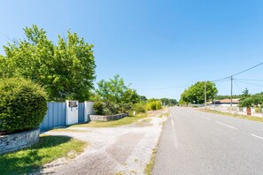 Property grounds - "Bruyères - Domaine Des Landes" with shared pool, private terrace, and shared garden (Lesperon)