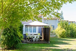 Outdoor dining - "Bruyères - Domaine Des Landes" with shared pool, private terrace, and shared garden (Lesperon)