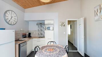 Kühlschrank, Mikrowelle, Herdplatte, Geschirrspüler