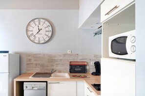 Fridge, microwave, stovetop, dishwasher
