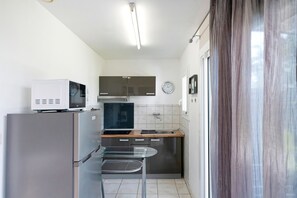 Fridge, microwave, stovetop, coffee/tea maker - 'Océan Ouest - Domaine Des Landes' with Shared Pool and Private Terrace, Shared Garden (Lesperon)