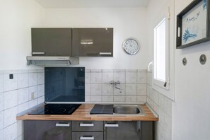 Refrigerador, microondas, parrilla de estufa y cafetera y tetera 