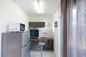 Køleskab, mikrobølgeovn, kogeplade, kaffe-/temaskine