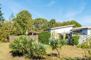 Property grounds - 'Océan Ouest - Domaine Des Landes' with Shared Pool and Private Terrace, Shared Garden (Lesperon)