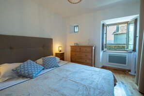 2 bedrooms, travel crib