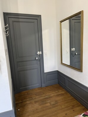 Interior - Bed and Breakfast 'Chambre D'hôte 1' with Shared Terrace, Wi-Fi and Air Conditioning (Joze)