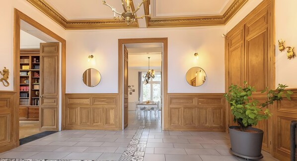 Interior - Bed and Breakfast 'Chambre D'hôte 1' with Shared Terrace, Wi-Fi and Air Conditioning (Joze)