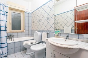 Dusch, gratis toalettartiklar, hårtork och handdukar