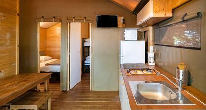 'Lodge 1' with Shared Pool, Terrace and Shared Garden