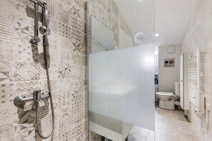 Douche, sèche-cheveux