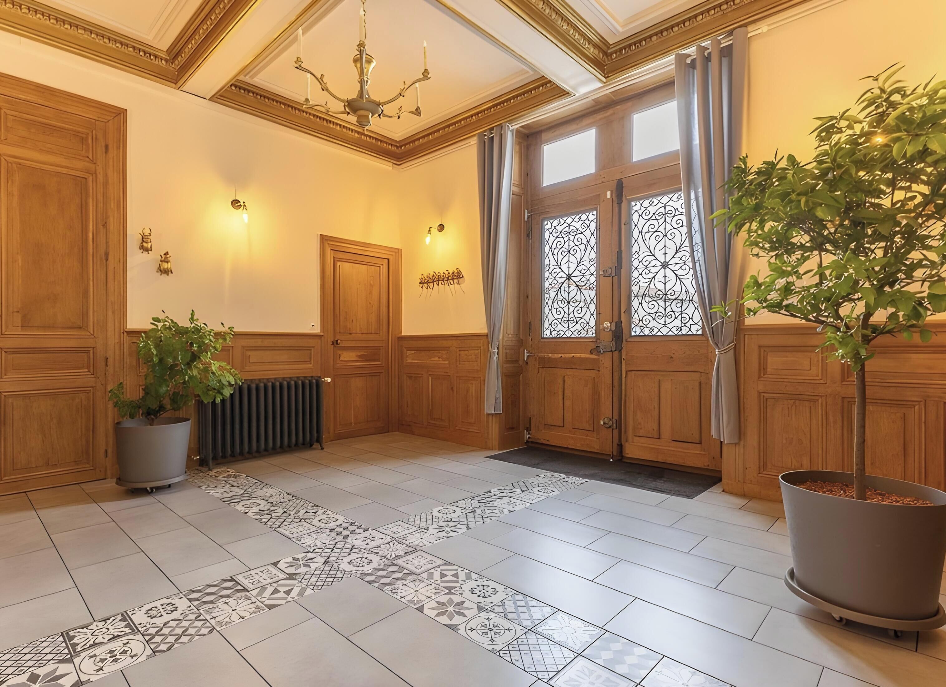 Ein Flur mit Holztüren, einem Heizkörper, einem gemusterten Teppich und einem Blumentopf.